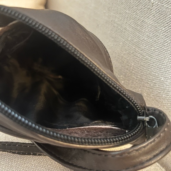 Brown Leather Messenger Bag with Shoulder Strap - Picture 3 of 4